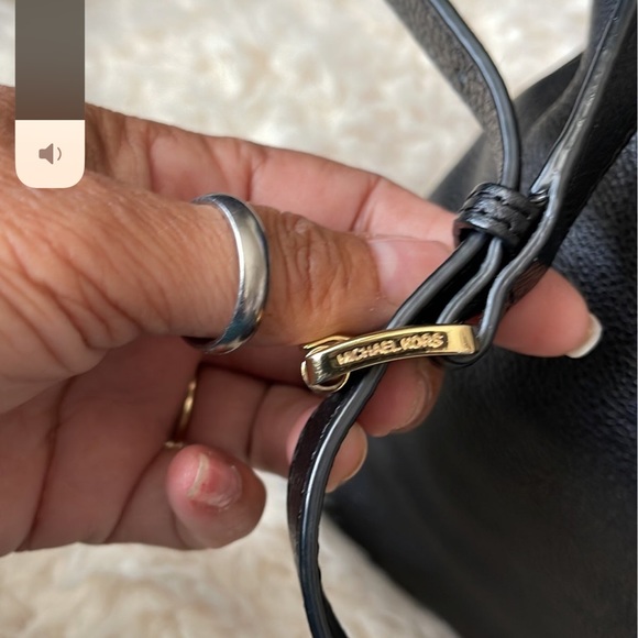 Authentic Michael kors pebble drawstring bag - Picture 3 of 12